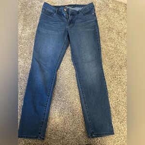 Great condition Old Navy medium wash skinny jeans. Size 8 short